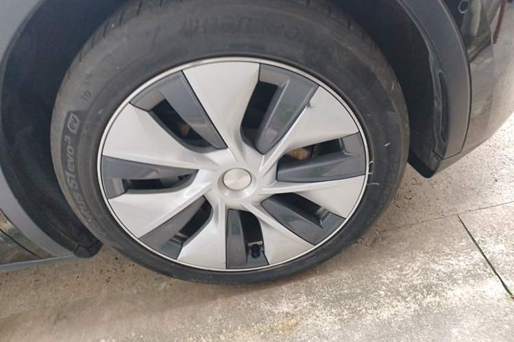 Used Tesla Model Y 2022 Rear-Wheel-Drive Version Right Front Wheel Hub