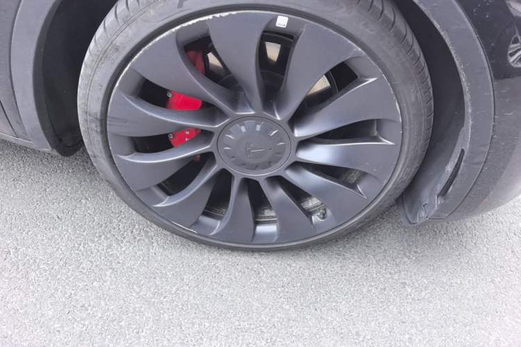Used Tesla Model Y 2022 Performance High-Performance All-Wheel-Drive Version Right Front Wheel Hub