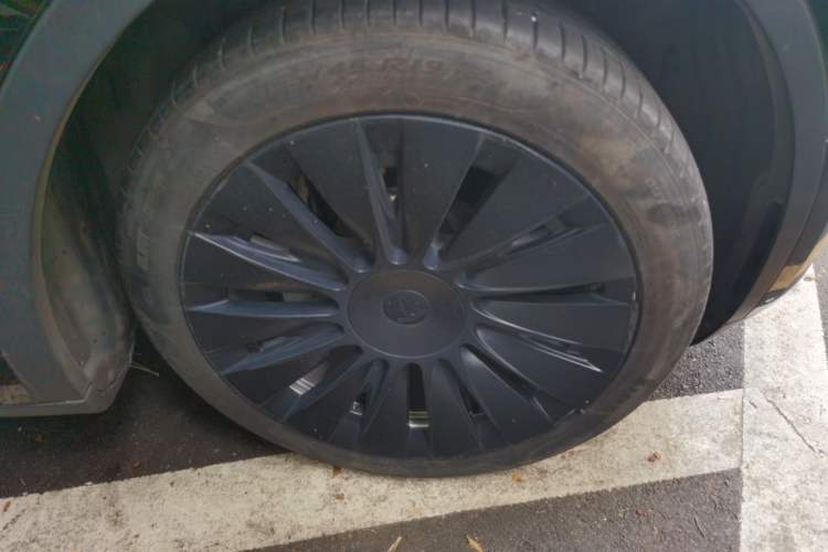 Used Tesla Model Y 2022 Revised Version Rear-Wheel Drive Right Front Wheel Hub
