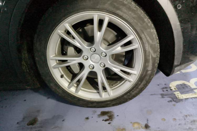 Used Tesla Model Y 2022 Long-Range All-Wheel-Drive Version Right Front Wheel Hub