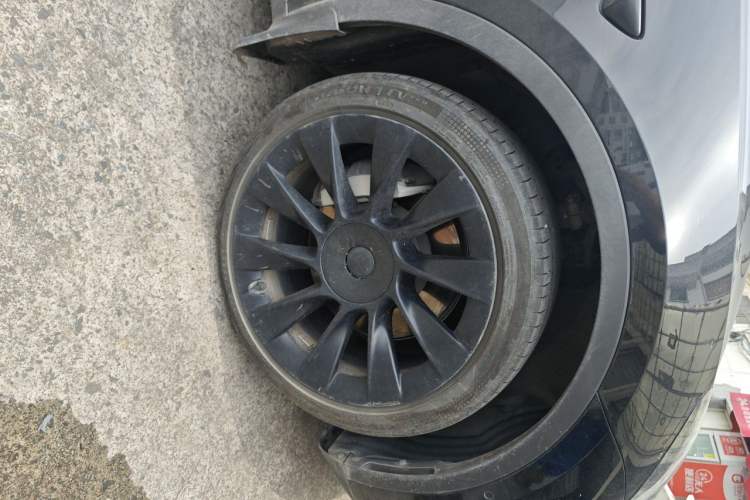 Used Tesla Model Y 2022 Rear-Wheel-Drive Version Right Front Wheel Hub