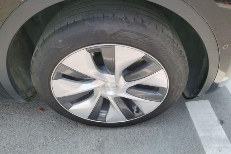 Used Tesla Model Y 2022 Revised Version Rear-Wheel Drive Right Front Wheel Hub