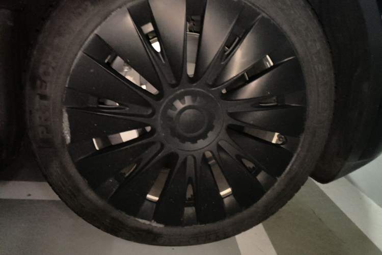 Used Tesla Model Y 2022 Revised Version Long-Range All-Wheel Drive Right Front Wheel Hub