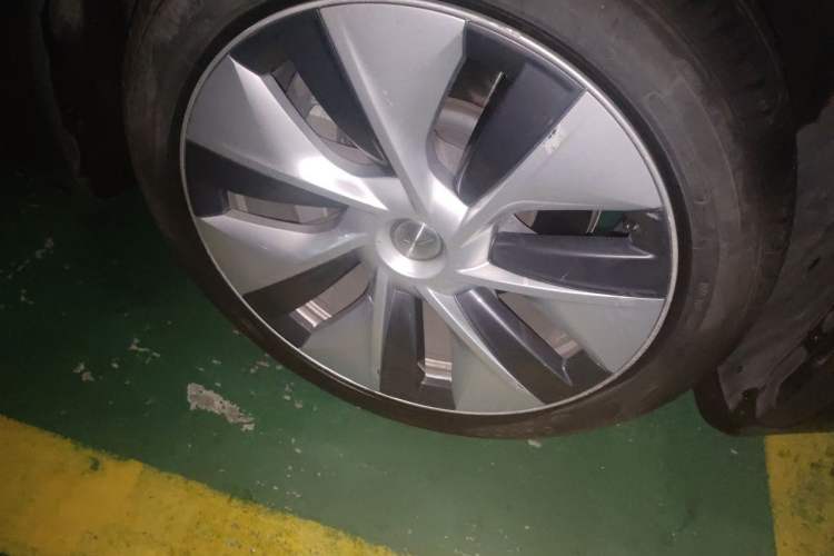 Used Tesla Model Y 2022 Long-Range All-Wheel-Drive Version Right Front Wheel Hub