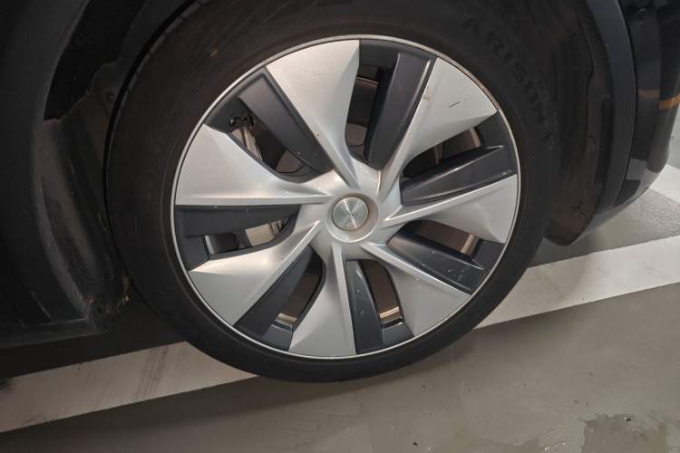 Used Tesla Model Y 2022 Rear-Wheel-Drive Version Right Front Wheel Hub