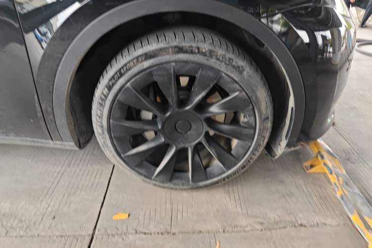 Used Tesla Model Y 2022 Rear-Wheel-Drive Version Right Front Wheel Hub