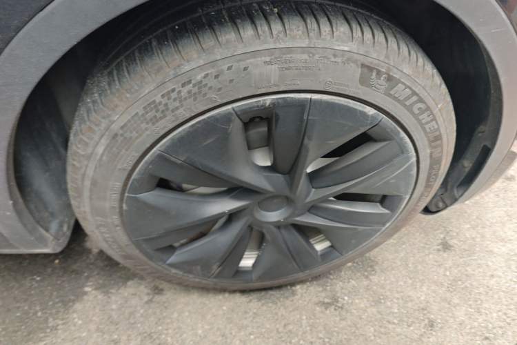 Used Tesla Model Y 2022 Rear-Wheel-Drive Version Right Front Wheel Hub