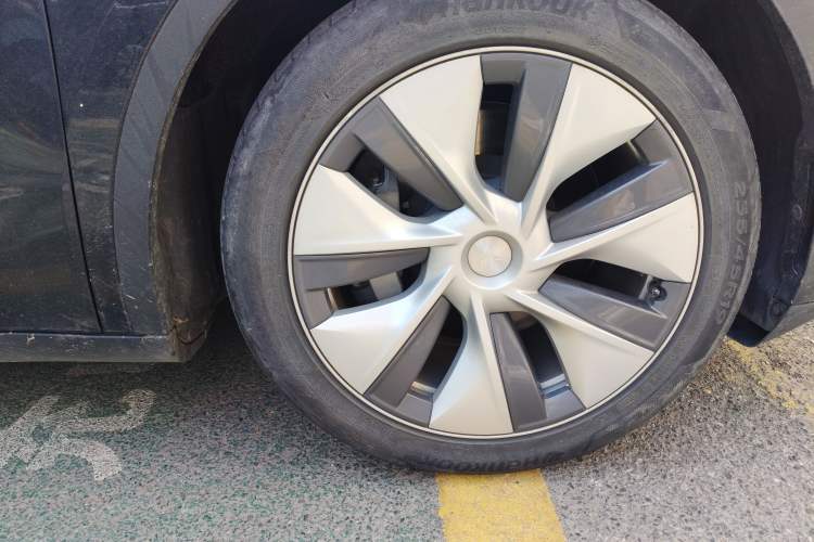 Used Tesla Model Y 2022 Rear-Wheel-Drive Version Right Front Wheel Hub