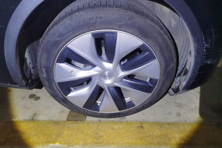 Used Tesla Model Y 2022 Rear-Wheel-Drive Version Right Front Wheel Hub