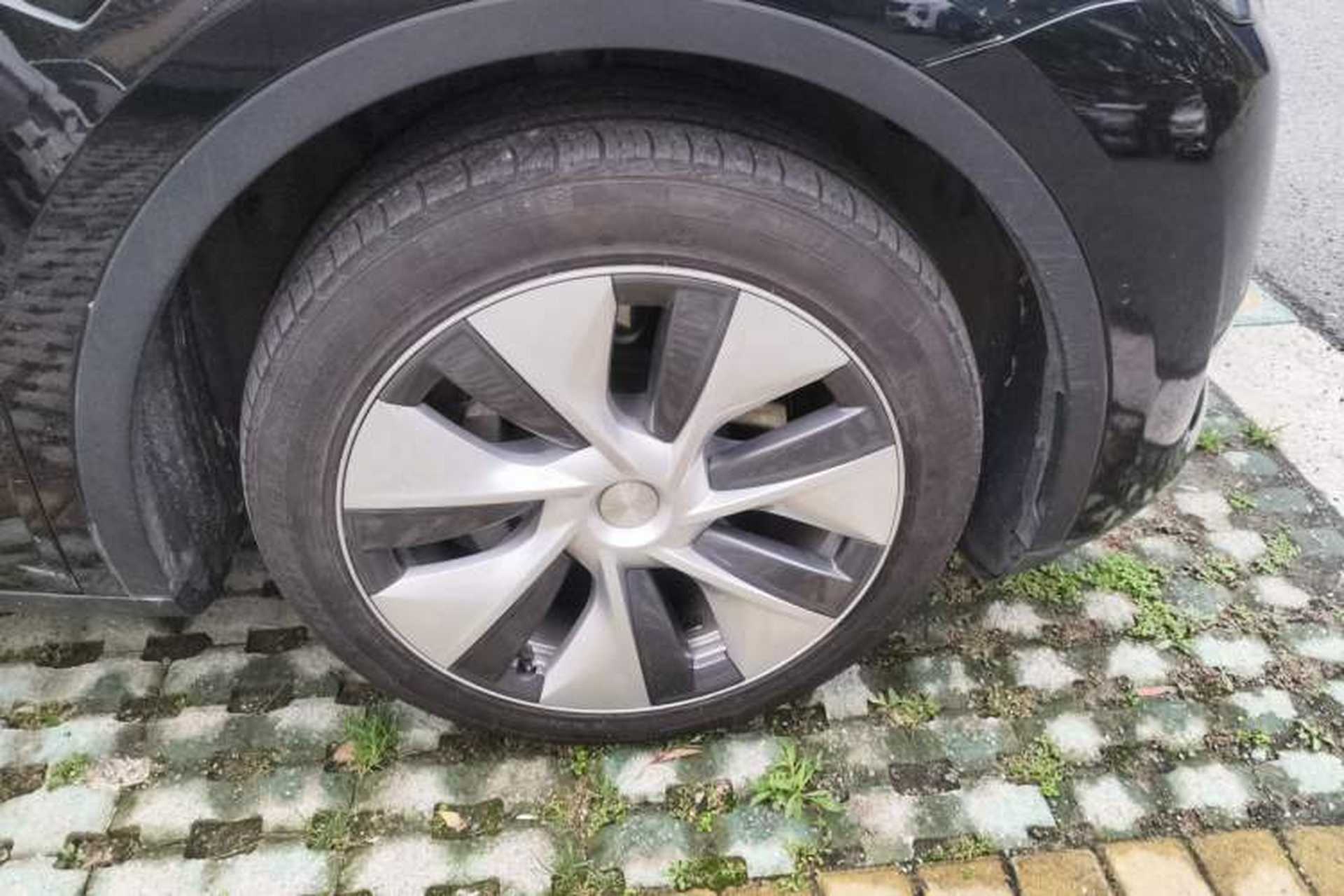 Used Tesla Model Y 2022 Rear-Wheel-Drive Version Right Front Wheel Hub
