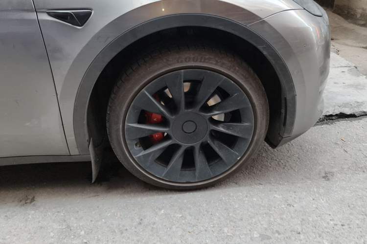 Used Tesla Model Y 2022 Long-Range All-Wheel-Drive Version Right Front Wheel Hub