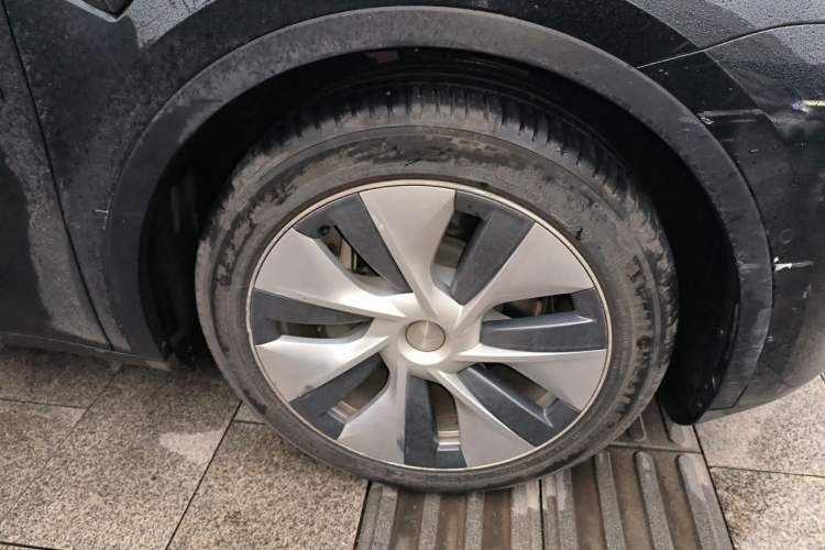Used Tesla Model Y 2022 Long-Range All-Wheel-Drive Version Right Front Wheel Hub