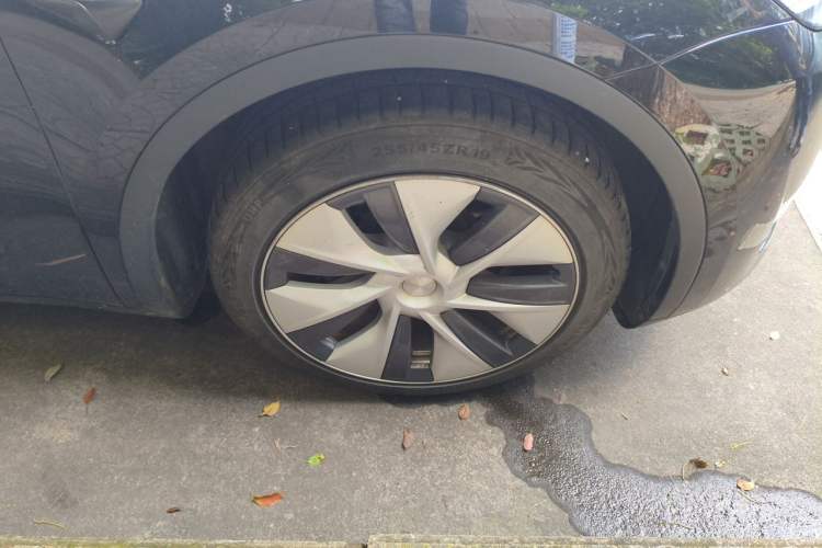 Used Tesla Model Y 2022 Long-Range All-Wheel-Drive Version Right Front Wheel Hub
