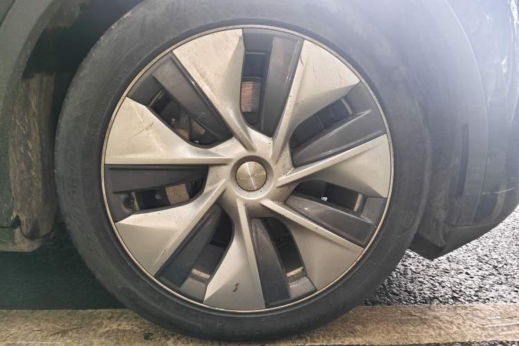 Used Tesla Model Y 2022 Rear-Wheel-Drive Version Right Front Wheel Hub