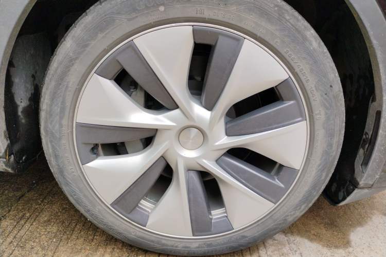 Used Tesla Model Y 2022 Revised Version Rear-Wheel Drive Right Front Wheel Hub