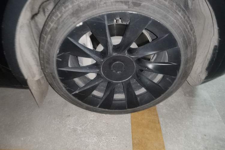 Used Tesla Model Y 2022 Long-Range All-Wheel-Drive Version Right Front Wheel Hub