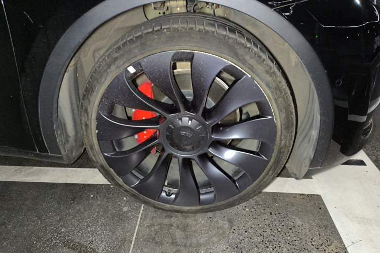 Used Tesla Model Y 2022 Performance High-Performance All-Wheel-Drive Version Right Front Wheel Hub