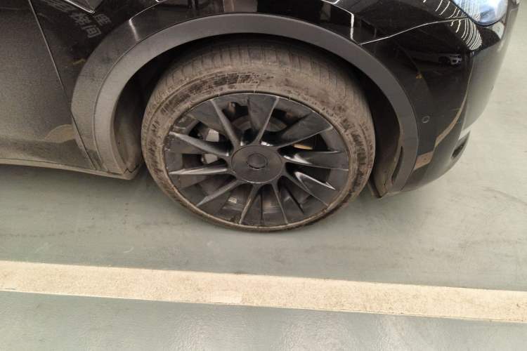 Used Tesla Model Y 2022 Long-Range All-Wheel-Drive Version Right Front Wheel Hub