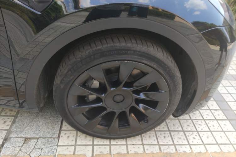 Used Tesla Model Y 2022 Rear-Wheel-Drive Version Right Front Wheel Hub