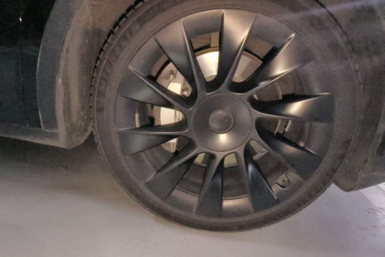 Used Tesla Model Y 2022 Revised Version Rear-Wheel Drive Right Front Wheel Hub