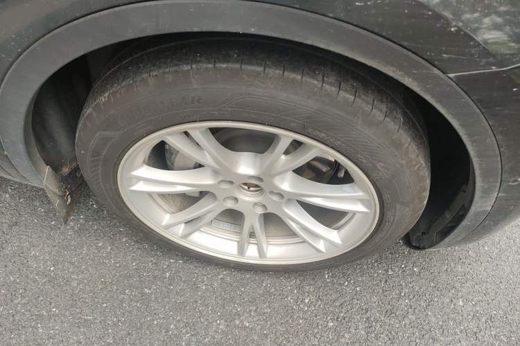 Used Tesla Model Y 2022 Long-Range All-Wheel-Drive Version Right Front Wheel Hub