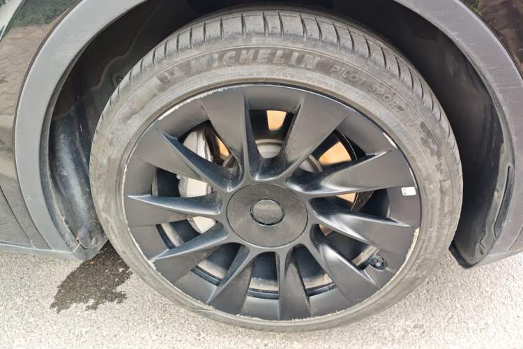 Used Tesla Model Y 2022 Long-Range All-Wheel-Drive Version Right Front Wheel Hub