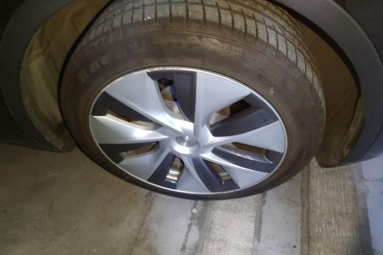 Used Tesla Model Y 2022 Revised Version Rear-Wheel Drive Right Front Wheel Hub