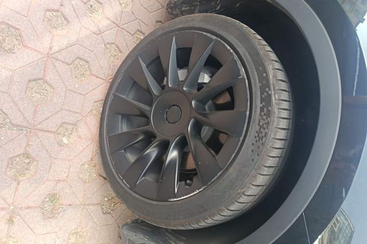 Used Tesla Model Y 2022 Rear-Wheel-Drive Version Right Front Wheel Hub