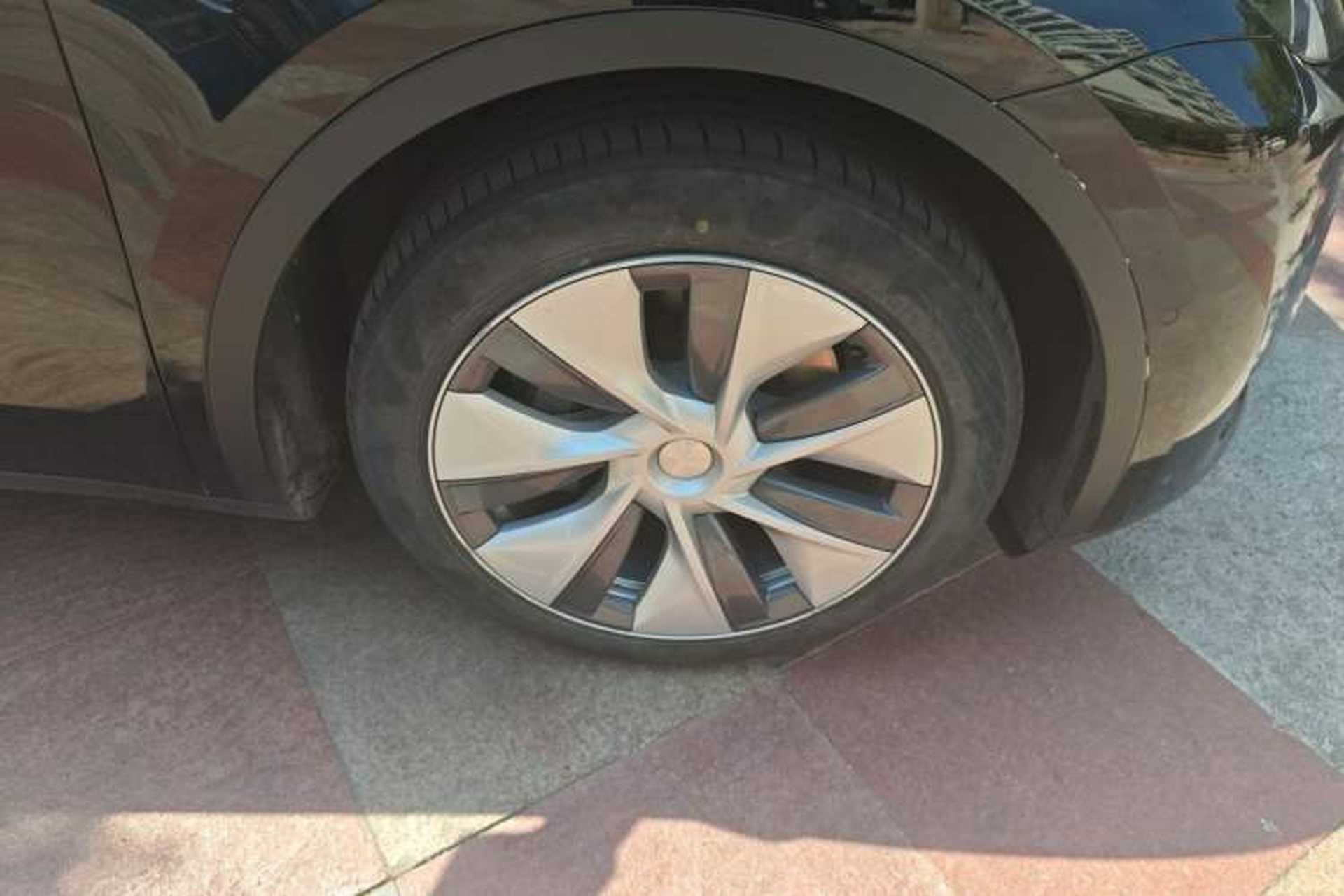 Used Tesla Model Y 2022 Rear-Wheel-Drive Version Right Front Wheel Hub