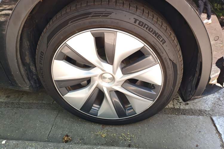 Used Tesla Model Y 2022 Revised Version Rear-Wheel Drive Right Front Wheel Hub