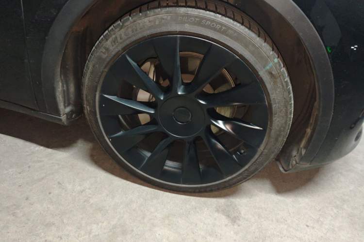 Used Tesla Model Y 2022 Rear-Wheel-Drive Version Right Front Wheel Hub