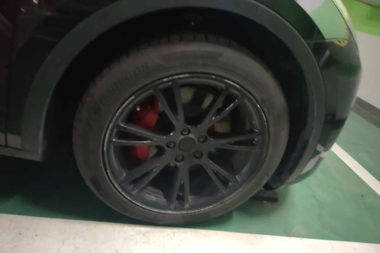 Used Tesla Model Y 2022 Long-Range All-Wheel-Drive Version Right Front Wheel Hub