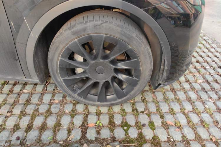 Used Tesla Model Y 2022 Rear-Wheel-Drive Version Right Front Wheel Hub