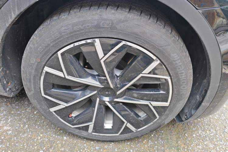 Used Tesla Model Y 2022 Rear-Wheel-Drive Version Right Front Wheel Hub