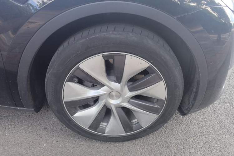 Used Tesla Model Y 2022 Long-Range All-Wheel-Drive Version Right Front Wheel Hub