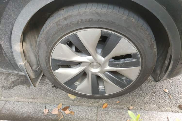 Used Tesla Model Y 2022 Rear-Wheel-Drive Version Right Front Wheel Hub
