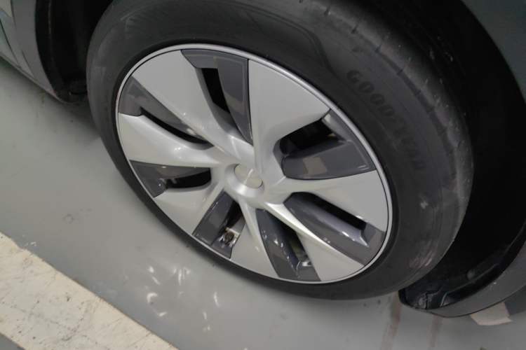 Used Tesla Model Y 2022 Revised Version Rear-Wheel Drive Right Front Wheel Hub