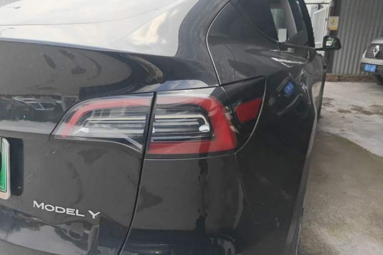 Used Tesla Model Y 2022 Long-Range All-Wheel-Drive Version Right Rear Taillight