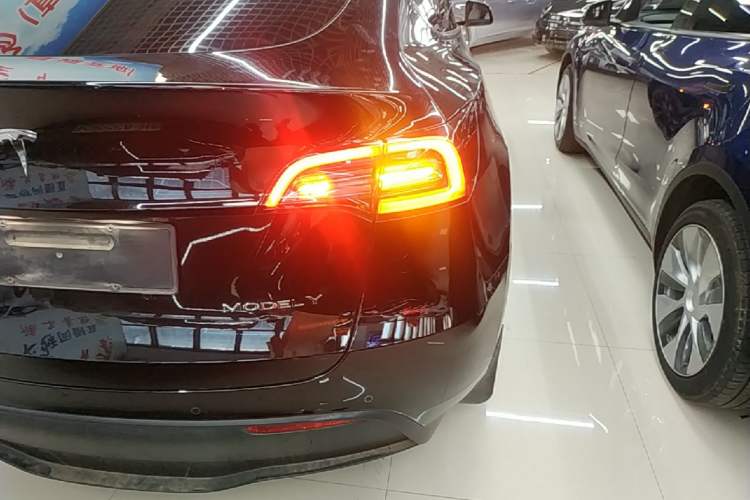 Used Tesla Model Y 2022 Long-Range All-Wheel-Drive Version Right Rear Taillight