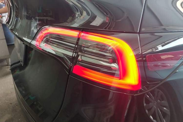 Used Tesla Model Y 2022 Long-Range All-Wheel-Drive Version Right Rear Taillight