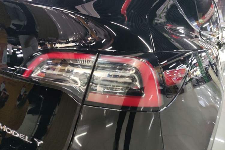 Used Tesla Model Y 2022 Long-Range All-Wheel-Drive Version Right Rear Taillight