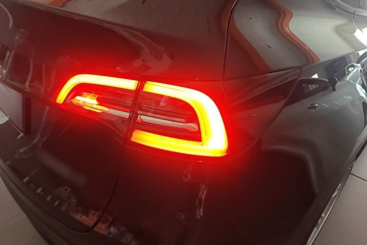 Used Tesla Model Y 2022 Long-Range All-Wheel-Drive Version Right Rear Taillight