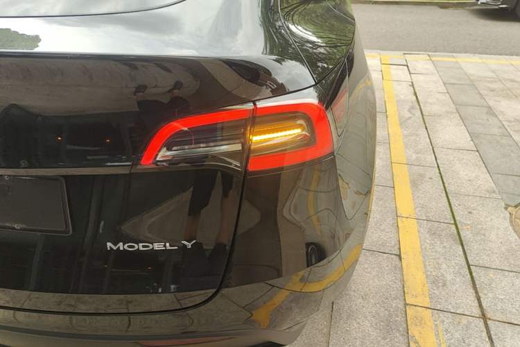 Used Tesla Model Y 2022 Rear-Wheel-Drive Version Right Rear Taillight