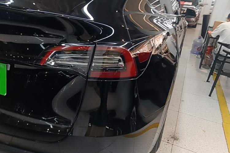 Used Tesla Model Y 2022 Long-Range All-Wheel-Drive Version Right Rear Taillight