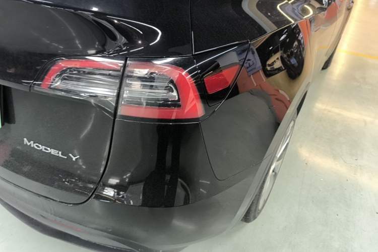 Used Tesla Model Y 2022 Long-Range All-Wheel-Drive Version Right Rear Taillight