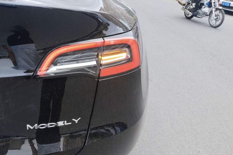 Used Tesla Model Y 2022 Long-Range All-Wheel-Drive Version Right Rear Taillight