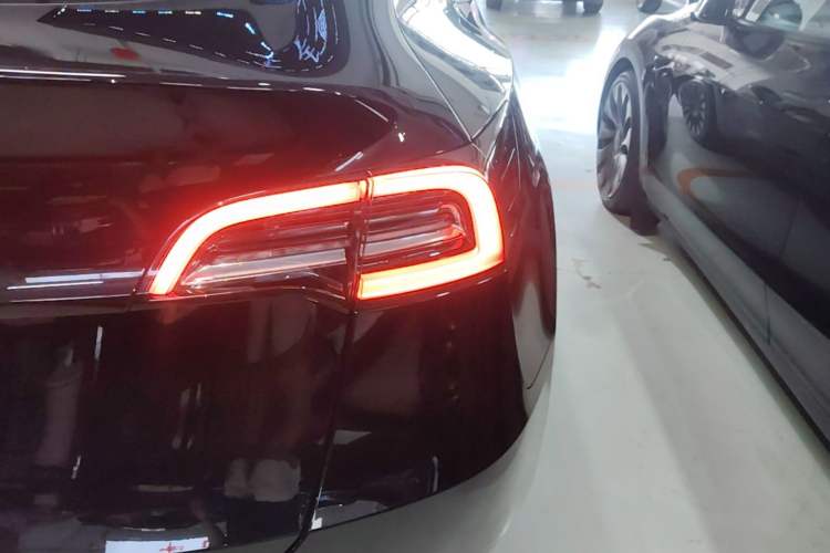 Used Tesla Model Y 2022 Long-Range All-Wheel-Drive Version Right Rear Taillight