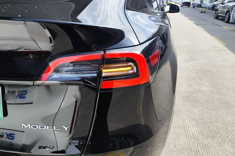 Used Tesla Model Y 2022 Long-Range All-Wheel-Drive Version Right Rear Taillight