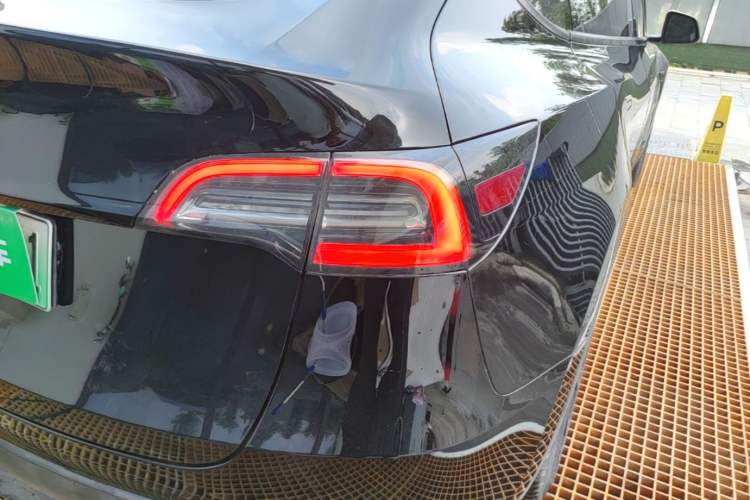 Used Tesla Model Y 2022 Long-Range All-Wheel-Drive Version Right Rear Taillight