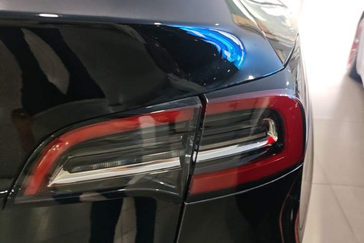 Used Tesla Model Y 2022 Long-Range All-Wheel-Drive Version Right Rear Taillight